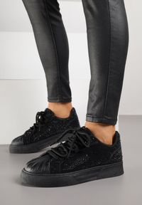 Born2be - Czarne Sneakersy z Tłoczeniami na Nosku Zdobione Cyrkoniami Jadefesa. Okazja: na co dzień. Kolor: czarny. Materiał: dzianina, jeans. Wzór: aplikacja #1