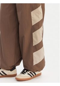 Adidas - adidas Spodnie dresowe Blocked Washed KD8790 Brązowy Loose Fit. Kolor: brązowy. Materiał: syntetyk #4