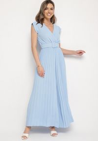 Born2be - Jasnoniebieski Kombinezon o Kopertowym Kroju z Plisami i Paskiem w Talii Salivania. Okazja: na co dzień. Kolor: niebieski. Styl: elegancki, casual