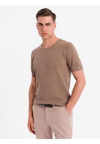 Ombre Clothing - Koszulka męska dzianinowa z delikatną drobną strukturą - jasnobrązowa V2 - Rozmiar: M. Okazja: na co dzień. Kolor: brązowy. Materiał: dzianina. Długość rękawa: krótki rękaw. Długość: krótkie. Wzór: ze splotem. Styl: wizytowy, casual, elegancki