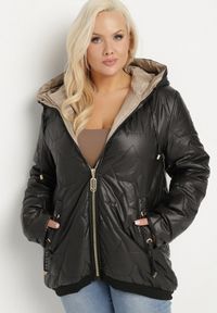 Born2be - Czarna Kurtka Pikowana o Pudełkowym Kroju z Kapturem Nusolea. Okazja: na co dzień. Typ kołnierza: kaptur. Kolekcja: plus size. Kolor: czarny. Materiał: jeans. Styl: casual, elegancki #1