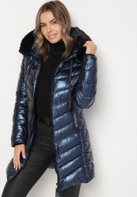 Born2be - Granatowa Pikowana Kurtka o Taliowanym Kroju z Kapturem z Futerkiem Naleanna. Okazja: na co dzień. Typ kołnierza: kaptur. Kolor: niebieski. Materiał: futro. Styl: casual #5