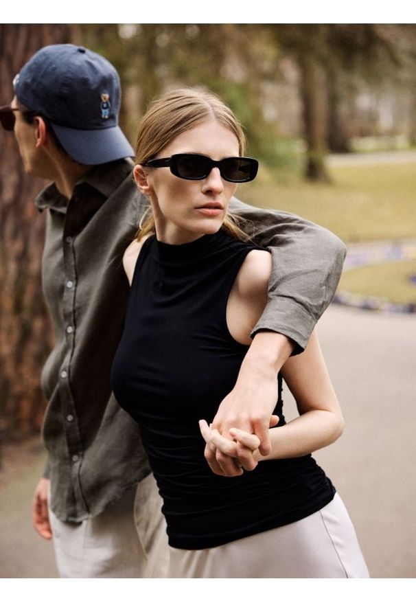 Reserved - Dopasowany top - czarny. Kolor: czarny. Materiał: dzianina, wiskoza