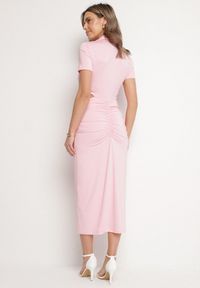 Born2be - Różowa Sukienka Koszulowa z Wycięciami w Talii i i Marszczeniami Zapinana na Guziki Quvlea. Okazja: na co dzień. Kolor: różowy. Materiał: wiskoza, jeans. Typ sukienki: koszulowe. Styl: casual #2