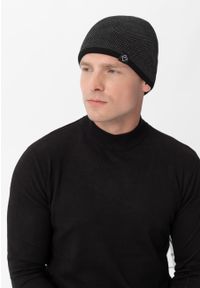 Volcano - Klasyczna czapka zimowa H-WINDY. Kolor: szary. Materiał: akryl, dzianina, włókno, materiał. Wzór: ze splotem, aplikacja, jednolity. Sezon: zima. Styl: klasyczny #1