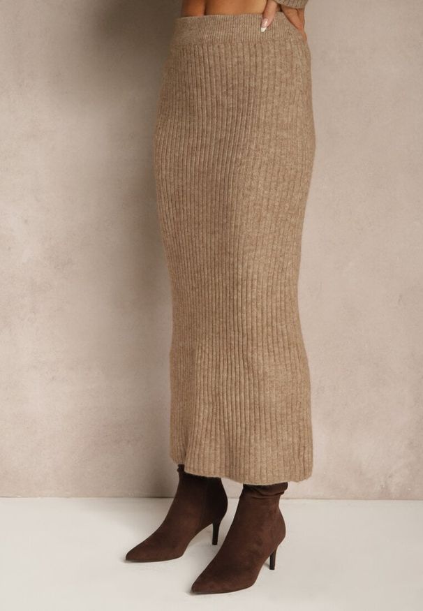 Renee - Ciemnobeżowy Komplet z Dzianiny z Wełną w Prążki Golf i Ołówkowa Spódnica Falirea. Kolor: beżowy. Materiał: dzianina, wełna. Wzór: prążki