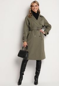 Born2be - Zielony Płaszcz w Stylu Trencza Ozdobiony Paskiem z Klamrą Ninellira. Kolor: zielony. Materiał: jeans. Długość rękawa: długi rękaw. Długość: długie. Wzór: aplikacja. Styl: elegancki, klasyczny #2