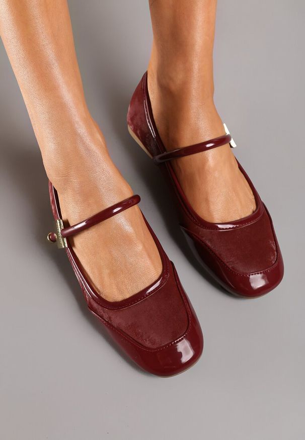 Born2be - Bordowe Balerinki na Płaskiej Podeszwie z Lakierowanymi Skórzanymi Wstawkami i Sprzączką Mirittia. Okazja: na co dzień. Zapięcie: sprzączka. Kolor: czerwony. Materiał: lakier, skóra. Wzór: aplikacja. Obcas: na płaskiej podeszwie. Styl: wizytowy, casual, elegancki