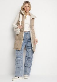 Born2be - Ciemnobeżowa Pikowana Kamizelka Dwustronna z Futerkiem Typu Baranek i Kapturem Lertiala. Okazja: na co dzień. Kolor: beżowy. Materiał: futro. Wzór: aplikacja. Styl: klasyczny, casual, elegancki #2