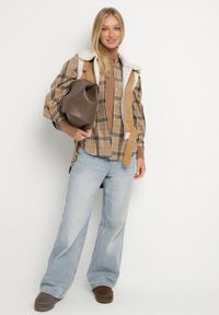 Born2be - Beżowa Rockowa Kamizelka z Futerkiem Typu Baranek i Klamerką Tiodora. Okazja: na co dzień. Kolor: beżowy. Materiał: futro. Wzór: aplikacja. Styl: rockowy #2