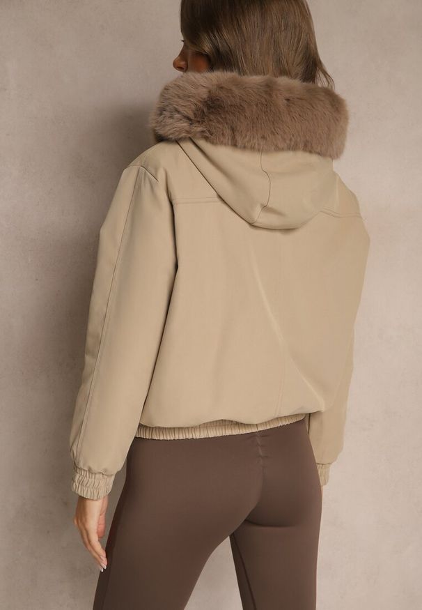 Renee - Beżowa Kurtka o Kroju Bomberki z Kapturem i Futerkiem Rafenea. Okazja: na co dzień. Typ kołnierza: kaptur. Kolor: beżowy. Materiał: futro. Styl: casual, klasyczny