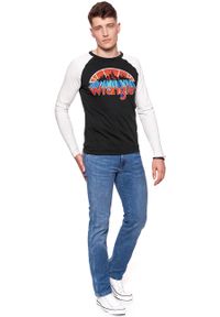 Wrangler - LONGSLEEVE WRANGLER RAGLAN GRAPHIC TEE JET SET W7B80FKOJ. Kolor: czarny. Długość rękawa: długi rękaw. Wzór: nadruk #5