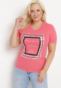 Born2be - Różowy Bawełniany T-shirt Koszulka z Krótkim Rękawem Ozdobiona Nadrukiem i Cyrkoniami Codara. Okazja: na co dzień. Kolekcja: plus size. Kolor: różowy. Materiał: bawełna. Długość rękawa: krótki rękaw. Długość: krótkie. Wzór: aplikacja, nadruk. Styl: casual