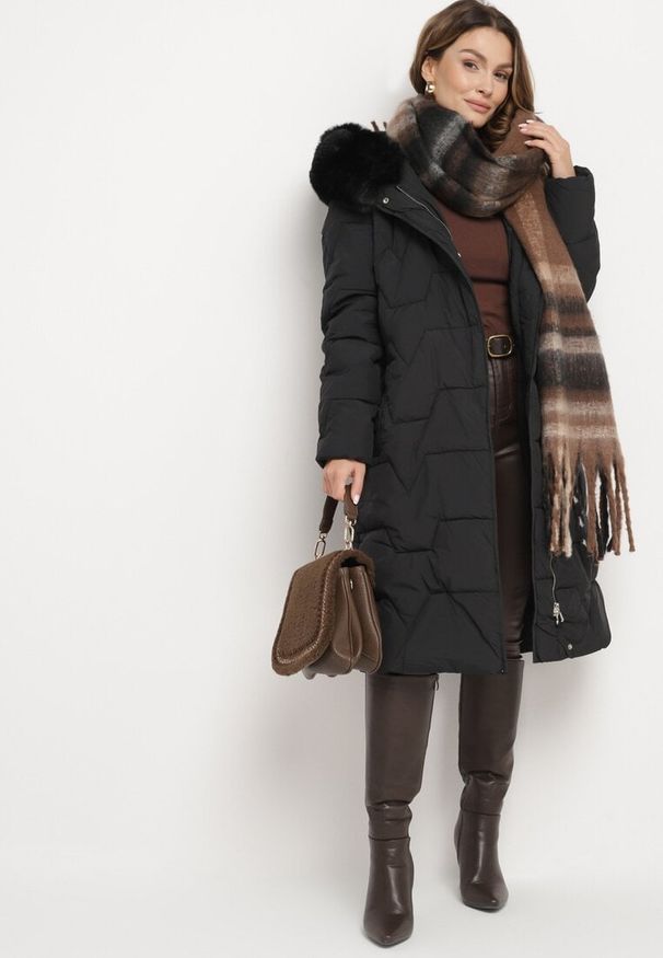 Born2be - Czarna Pikowana Kurtka z Wiązanym Paskiem i Kapturem z Futerkiem Veratta. Okazja: na co dzień. Kolor: czarny. Materiał: futro. Styl: casual, elegancki