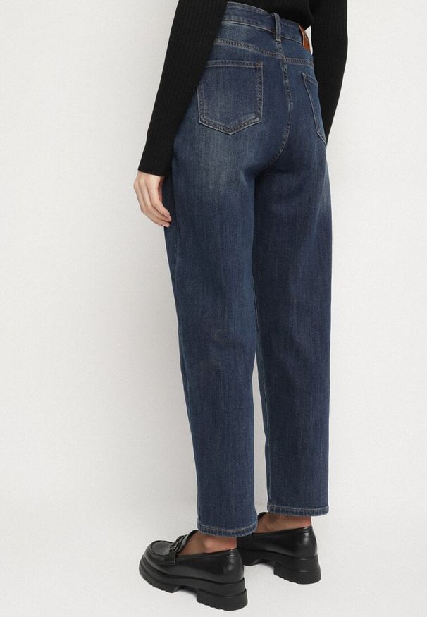 Born2be - Granatowe Jeansy Mom Fit z Wiskozą i Wysokim Stanem Errelia. Okazja: na spacer. Stan: podwyższony. Kolor: niebieski. Styl: elegancki