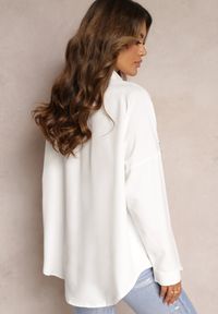 Renee - Biała Koszula Oversize z Kieszeniami w Perły i Cyrkonie Bilisse. Typ kołnierza: kołnierzyk klasyczny. Kolor: biały. Styl: klasyczny, elegancki #2
