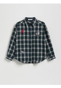 Reserved - Koszula w kratę z naszywką - wielobarwny. Materiał: materiał. Wzór: aplikacja #1