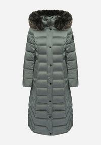 Born2be - Zielona Pikowana Kurtka Zimowa o Długim Kroju z Odpinanym Kapturem z Futrem Mintoria. Okazja: na co dzień. Kolor: zielony. Materiał: futro. Długość: długie. Sezon: zima. Styl: casual, elegancki #5