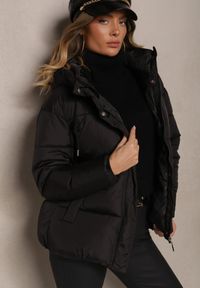 Renee - Czarna Pudełkowa Kurtka z Kapturem i Kieszeniami Zdobiona Pikowanymi Przeszyciami Issenia. Okazja: na co dzień. Typ kołnierza: kaptur. Kolor: czarny. Materiał: jeans. Wzór: aplikacja. Sezon: zima. Styl: casual