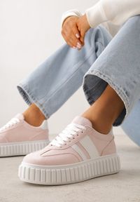 Renee - Różowe Sneakersy na Tłoczonej Platformie Ozdobione Dwoma Paskami Hesaia. Okazja: na co dzień. Zapięcie: pasek. Kolor: różowy. Materiał: jeans. Wzór: aplikacja. Obcas: na platformie #1