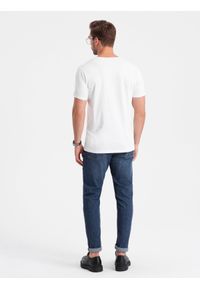 Ombre Clothing - T-shirt męski V-NECK z elastanem - biały V1 - Rozmiar: XXL. Typ kołnierza: dekolt w kształcie V. Kolor: biały. Materiał: elastan. Długość rękawa: krótki rękaw. Długość: krótkie. Wzór: nadruk. Styl: klasyczny #6