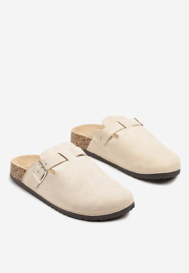 Renee - Beżowe Klapki Typu Chodaki z Ekozamszu Zdobione Sprzączką Amustana. Okazja: na co dzień. Kolor: beżowy. Materiał: jeans. Wzór: aplikacja. Styl: elegancki, casual