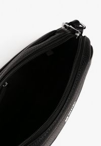 Born2be - Czarna Minimalistyczna Torebka Typu Listonoszka Gelevine. Kolor: czarny. Styl: casual, elegancki #3