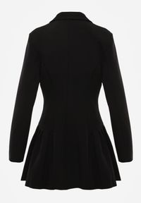 Renee - Czarna Rozkloszowana Sukienka Marynarka VICES z Usztywnianymi Ramionami Ilarita. Kolor: czarny. Materiał: tkanina. Wzór: gładki. Typ sukienki: kopertowe, trapezowe. Styl: elegancki #4