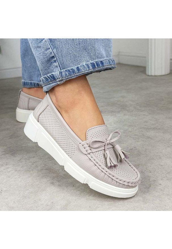 Beżowe skórzane mokasyny damskie Vinceza 88041. Okazja: na co dzień, na spacer. Nosek buta: okrągły. Kolor: beżowy. Materiał: skóra. Szerokość cholewki: normalna. Wzór: ażurowy. Sezon: wiosna, lato, jesień. Styl: casual, klasyczny, elegancki