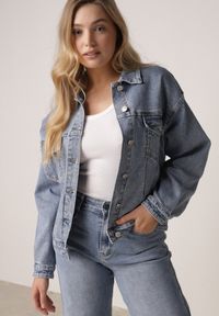 Born2be - Niebieska Jeansowa Kurtka o Kroju Oversize z Dodatkiem Lyocellu i Bawełną Vimerinia. Okazja: na spacer, na co dzień. Kolor: niebieski. Materiał: bawełna, jeans. Sezon: lato. Styl: casual #1