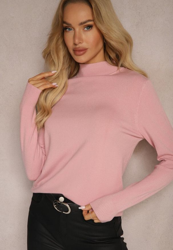 Renee - Jasnoróżowy Casualowy Golf Arlotta. Okazja: na co dzień. Typ kołnierza: golf. Kolor: różowy. Materiał: jedwab, jeans, poliester, poliamid. Styl: casual