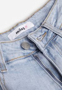 Renee - Niebieskie Jeansy z Bawełny Mom Fit High Waist Ozdobione Paskiem Minno. Okazja: na co dzień. Stan: podwyższony. Kolor: niebieski. Wzór: aplikacja. Styl: casual #3