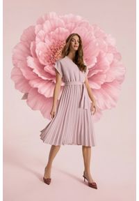 MOODO - Sukienka o długości midi różowa. Kolor: różowy. Materiał: poliester. Długość: midi #1