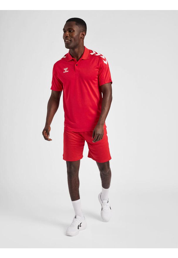Polo Hummel hmlCore. Typ kołnierza: polo. Kolor: czerwony, różowy, wielokolorowy. Materiał: tkanina. Wzór: jodełka, nadruk. Styl: sportowy, elegancki