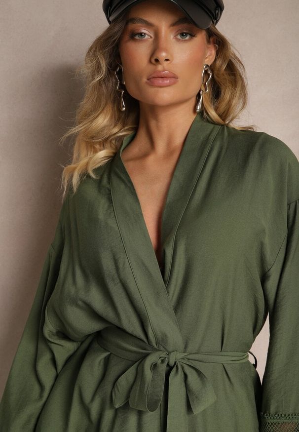 Renee - Zielona Sukienka Kimono z Wiskozy z Kieszeniami Zdobiona Ażurowymi Wstawkami Salithia. Okazja: do domu. Typ kołnierza: dekolt w kształcie V. Kolor: zielony. Materiał: wiskoza. Długość rękawa: na ramiączkach. Wzór: aplikacja, ażurowy. Styl: elegancki