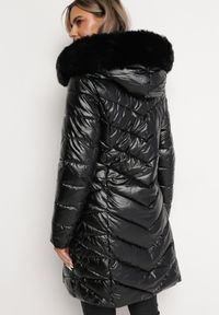 Born2be - Czarna Metaliczna Kurtka Pikowana z Kapturem Eclaris. Okazja: na co dzień. Typ kołnierza: kaptur. Kolor: czarny. Materiał: futro, jeans. Długość rękawa: długi rękaw. Długość: długie. Wzór: aplikacja. Styl: casual, elegancki #2