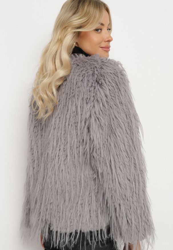 Born2be - Jasnoszara Kurtka Futrzana o Prostym Kroju Zapinana na Haftki Siarale. Okazja: na co dzień. Kolor: szary. Materiał: futro. Długość rękawa: długi rękaw. Długość: długie. Styl: elegancki, casual