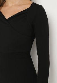 Born2be - Czarna Sukienka Ozdobiona Asymetrycznym Dekoltem Silfedi. Okazja: na co dzień. Kolor: czarny. Materiał: jeans. Wzór: aplikacja. Typ sukienki: asymetryczne. Styl: klasyczny, casual, elegancki #5