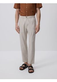 Reserved - Spodnie regular fit z lnem - beżowy. Kolor: beżowy. Materiał: len #1