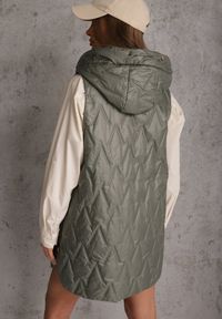 Renee - Zielona Długa Kamizelka Pikowana z Nieodpinanym Kapturem Semaea. Kolor: zielony. Materiał: prążkowany, jeans. Długość: długie. Styl: street #3