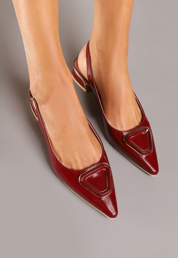 Born2be - Bordowe Sandały Vices Bez Pięty ze Skórzaną Wkładką i Geometryczną Aplikacją Lilivira. Zapięcie: sprzączka. Kolor: czerwony. Materiał: skóra. Wzór: aplikacja, geometria. Styl: elegancki, klasyczny