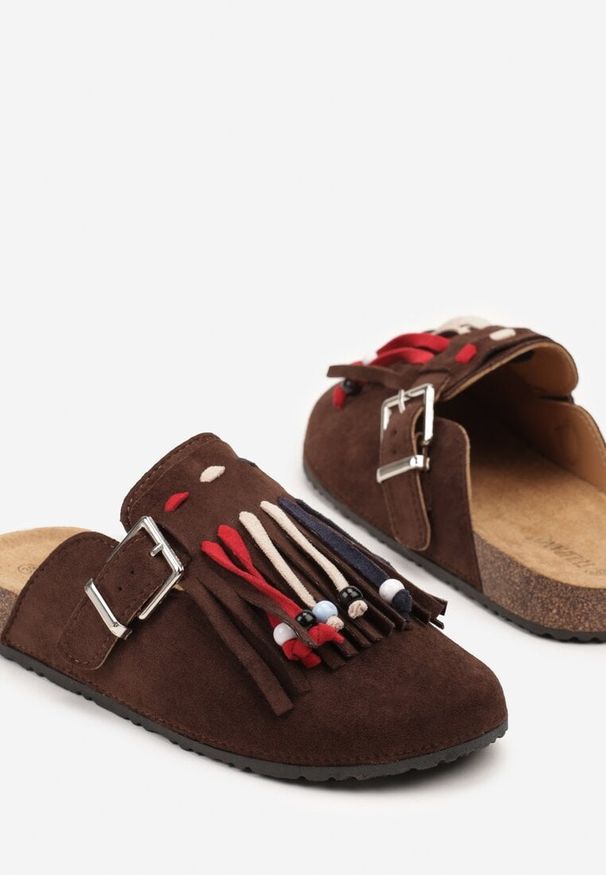 Renee - Brązowe Klapki Mule z Oryginalnym Zdobieniem z Frędzlami Beladde. Okazja: na plażę. Kolor: brązowy. Materiał: len, jeans. Wzór: aplikacja. Styl: boho