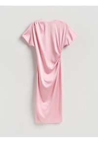 Reserved - Sukienka midi z drapowaniem - różowy. Kolor: różowy. Materiał: tkanina. Typ sukienki: proste. Długość: midi #1