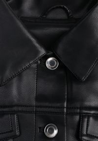 Renee - Czarna Kurtka Ramoneska Cropped o Fasonie Koszulowym Savarinda. Kolor: czarny. Materiał: poliester, koronka. Styl: rockowy #2