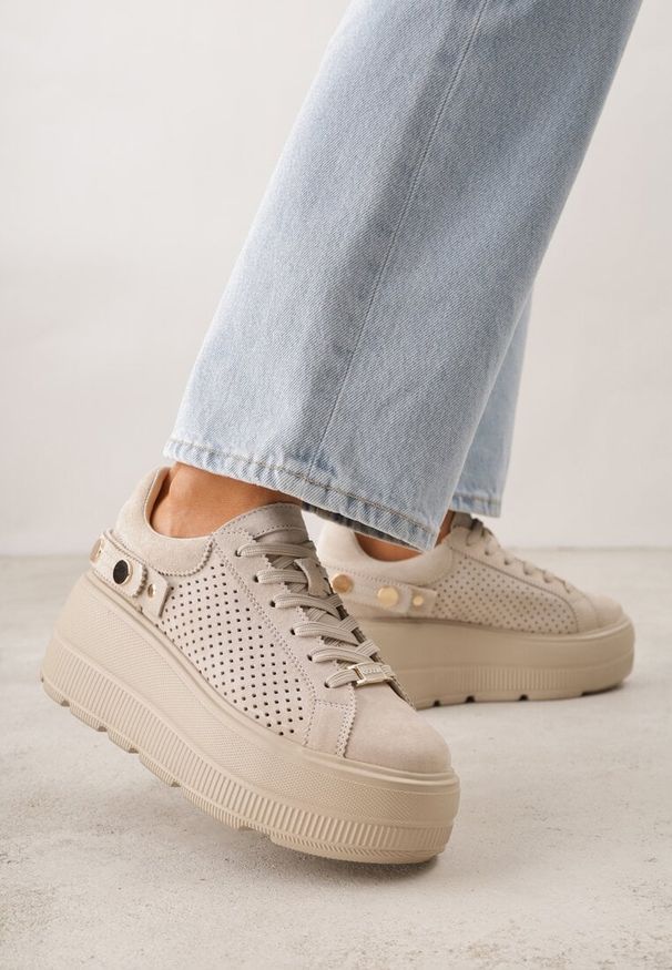 Renee - Beżowe Perforowane Sneakersy ze Skóry Naturalnej na Platformie i Koturnie Risyla. Kolor: beżowy. Materiał: skóra. Obcas: na koturnie