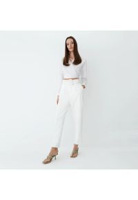 Mohito - Białe spodnie z paskiem - Kremowy. Kolor: kremowy #1