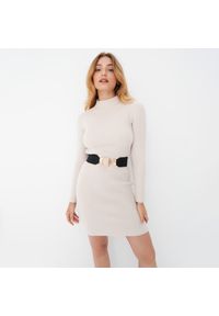 Mohito - Kremowa dzianinowa sukienka mini - Kremowy. Kolor: kremowy. Materiał: dzianina