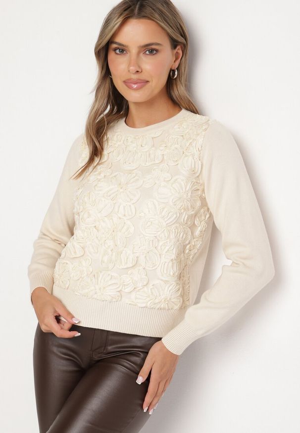 Born2be - Jasnobeżowy Sweter z Wiskozą i Siateczkowymi Aplikacjami Hariena. Kolor: beżowy. Materiał: wiskoza. Wzór: aplikacja. Styl: elegancki