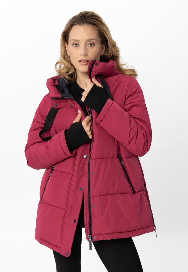 Volcano - Zimowa kurtka z kapturem J-BLIS. Typ kołnierza: kaptur. Materiał: materiał. Długość: długie. Wzór: napisy. Sezon: zima