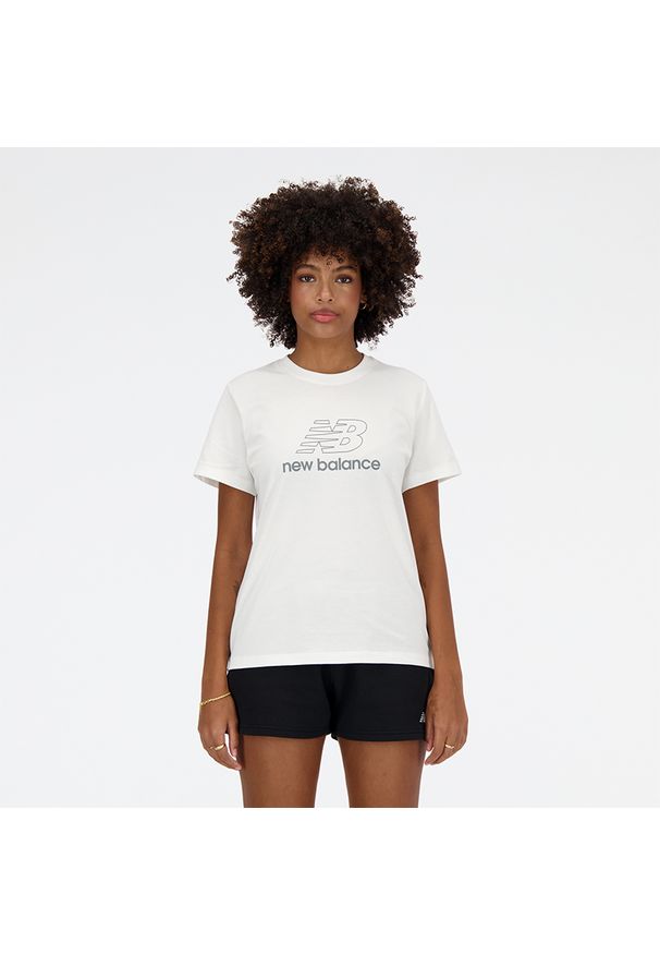 Koszulka damska New Balance WT41816WT – biała. Kolor: biały. Materiał: bawełna. Długość rękawa: krótki rękaw. Długość: krótkie. Wzór: napisy